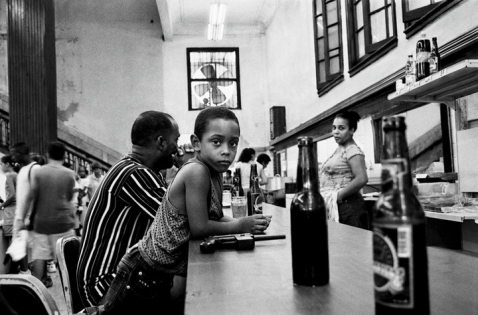  Enfant et son père commandant à manger.Habana Vieja.Cuba